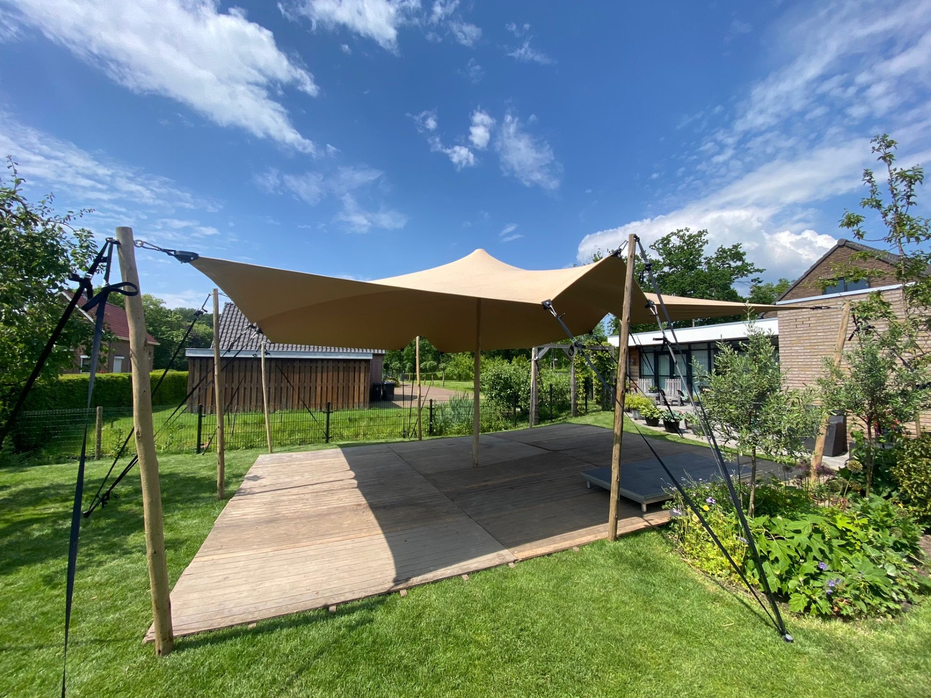 Stretchtent 9x12 meter zandkleurig inclusief op en afbouw
