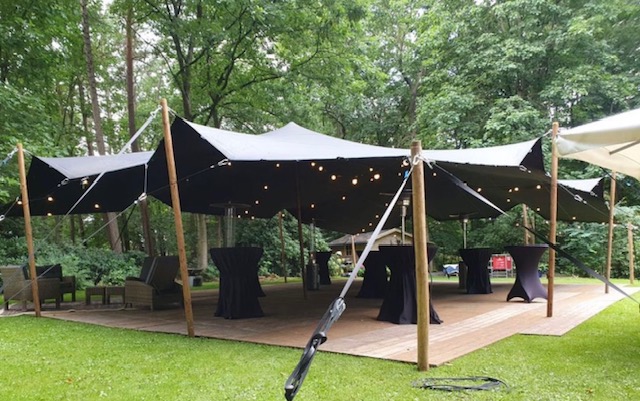 Stretchtent 10x20 meter zandkleurig inclusief op en afbouw